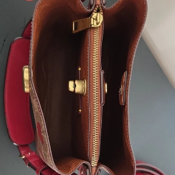 Willow Bucket Bag In Signature Canvas With Heart Print
C8389 - Picture 9 of 16